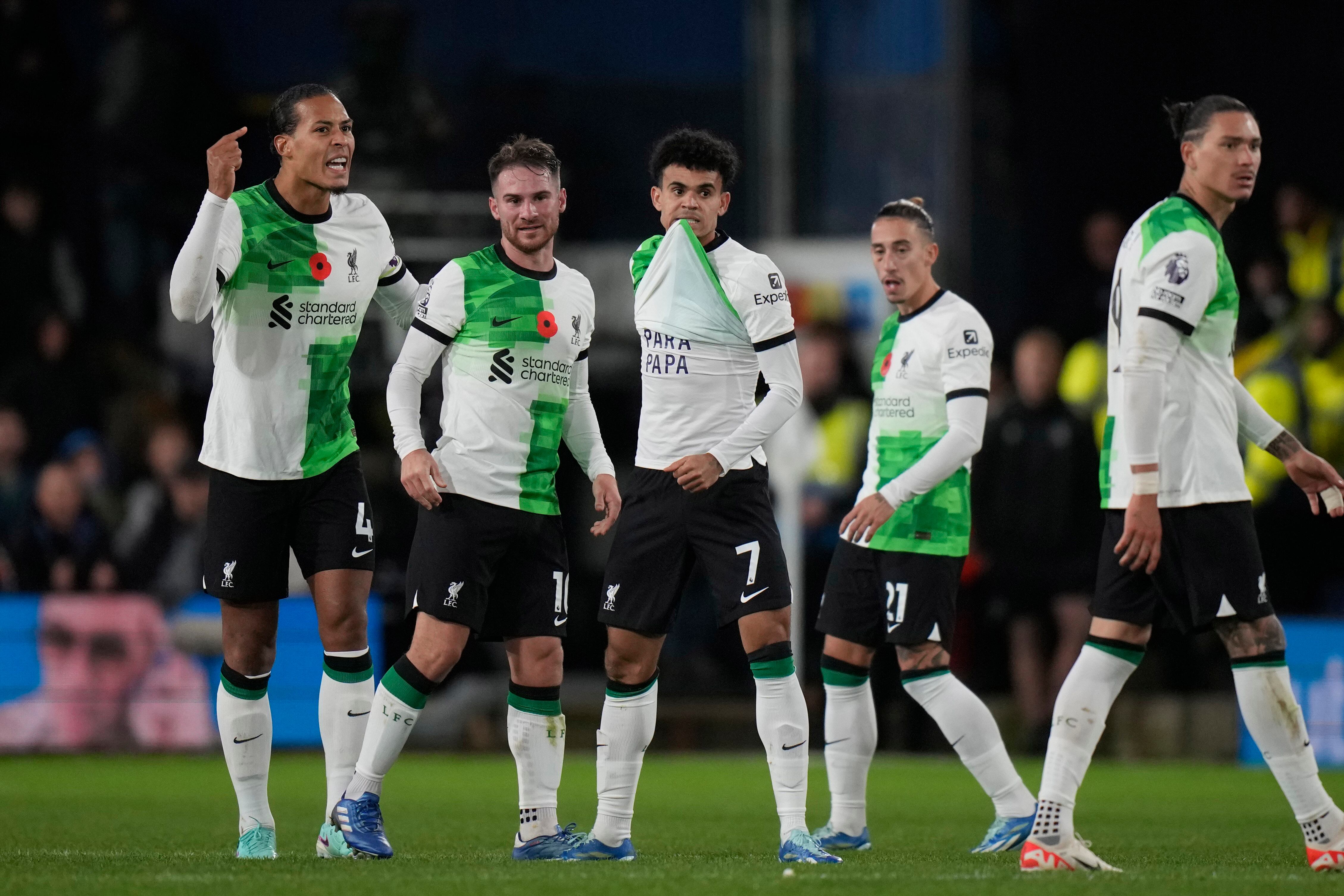 Luis Díaz del Liverpool celebra con sus compañeros después de anotar el primer gol de su equipo durante el partido de fútbol de la Premier League inglesa entre Luton Town y Liverpool, en Kenilworth Road, en Luton, Inglaterra, el domingo 5 de noviembre de 2023. (Alastair Grant)