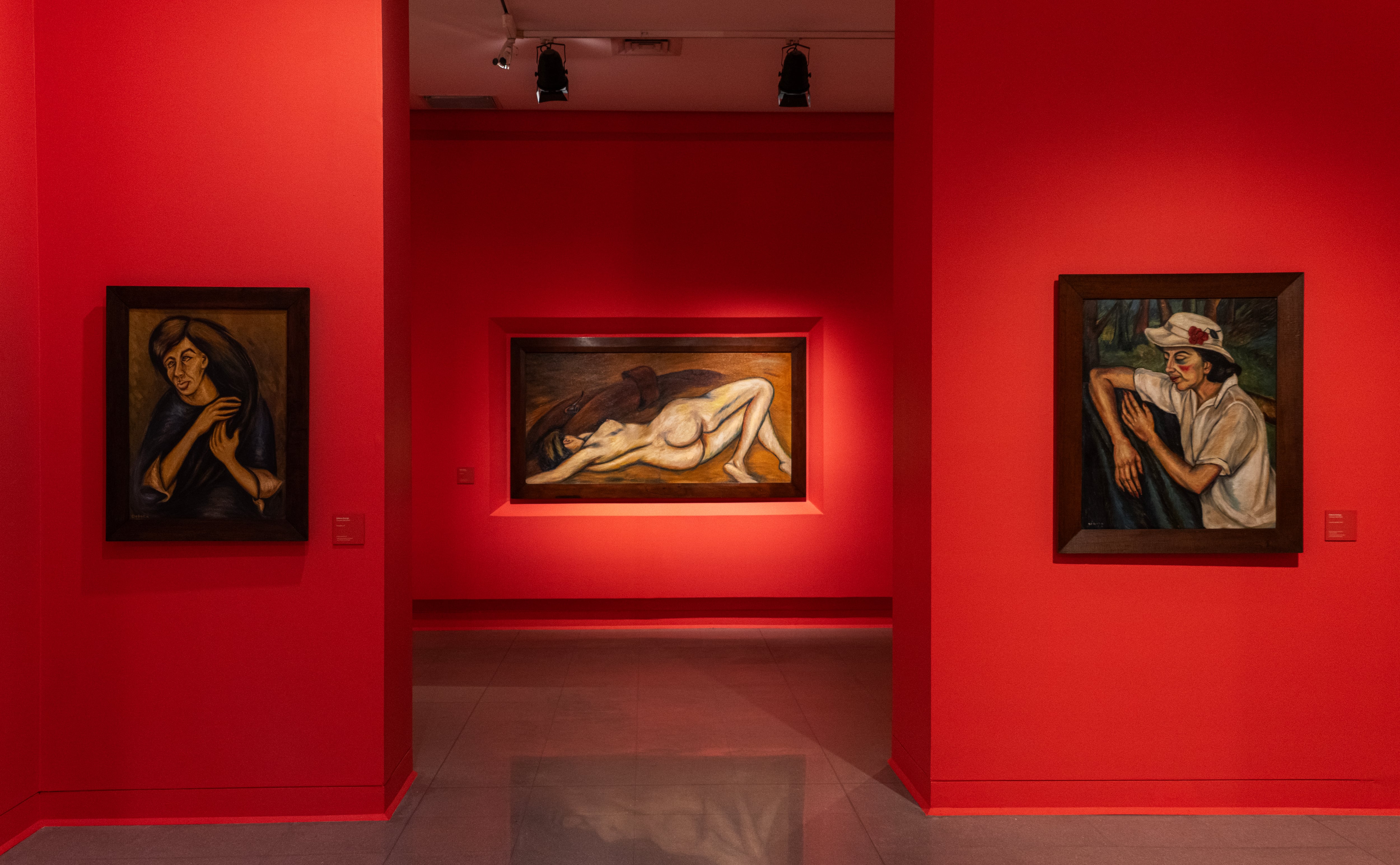 ‘El mundo en primera persona’ es una sala dedicada al universo íntimo de la maestra Débora Arango. En ella, el público podrá recorrer una selección de 118 obras que invitan a descubrir una dimensión más cercana, humana y personal de la artista.