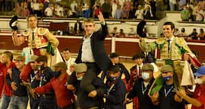 Luis Bolívar, Victorino Martín y Emilio de Justo a hombros. Corrida del siglo XXI. Cali, 30 de diciembre de 2021.