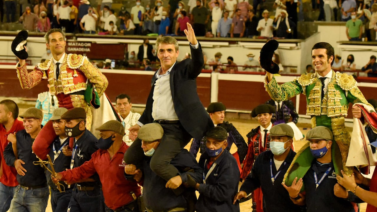 Luis Bolívar, Victorino Martín y Emilio de Justo a hombros. Corrida del siglo XXI. Cali, 30 de diciembre de 2021.