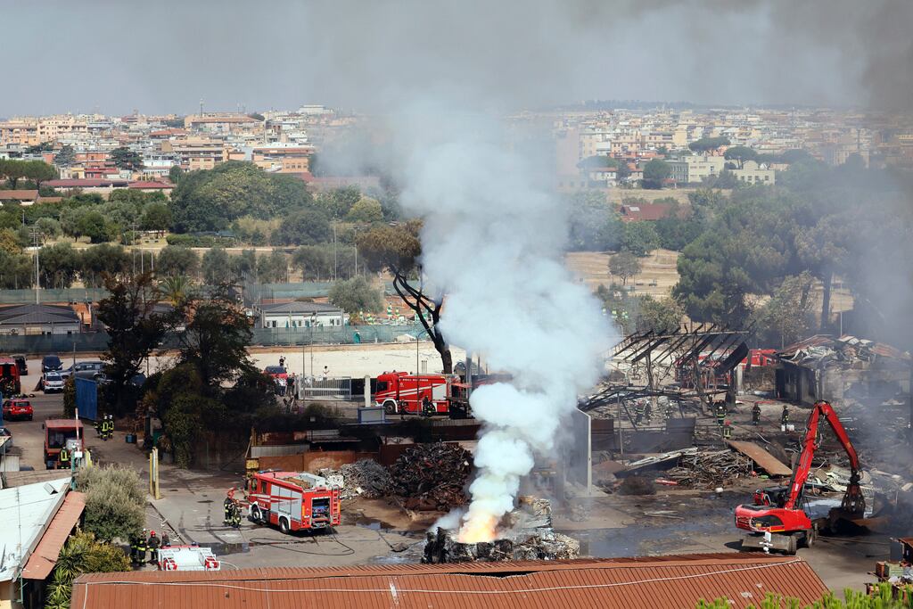Se eleva una columna de humo tras la explosión de una gasolinera en las afueras de Roma, el viernes 4 de julio de 2025. (Cecilia Fabiano/LaPresse vía AP)