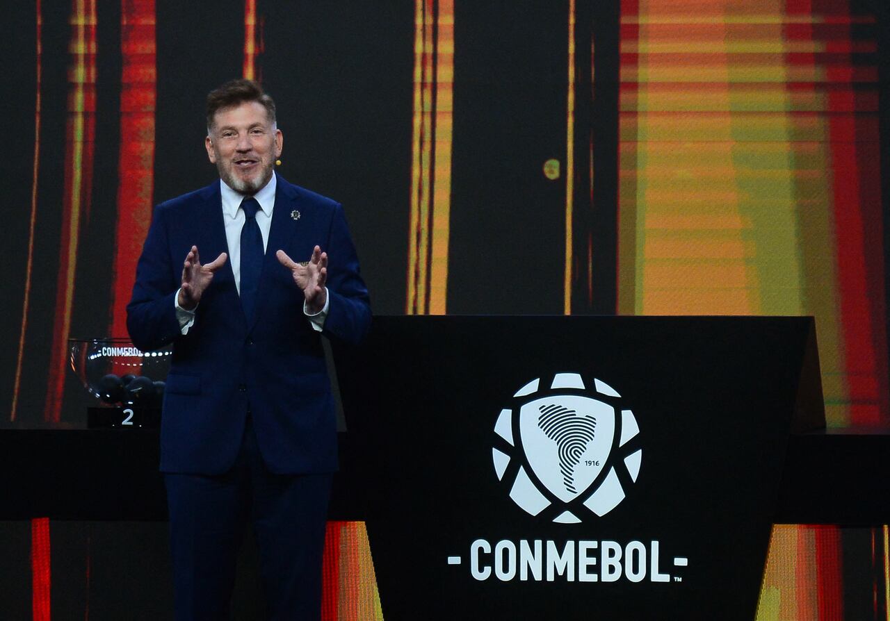El presidente paraguayo Alejandro Domínguez pronuncia un discurso durante el sorteo de la fase de grupos de la Copa Libertadores y la Copa Sudamericana.