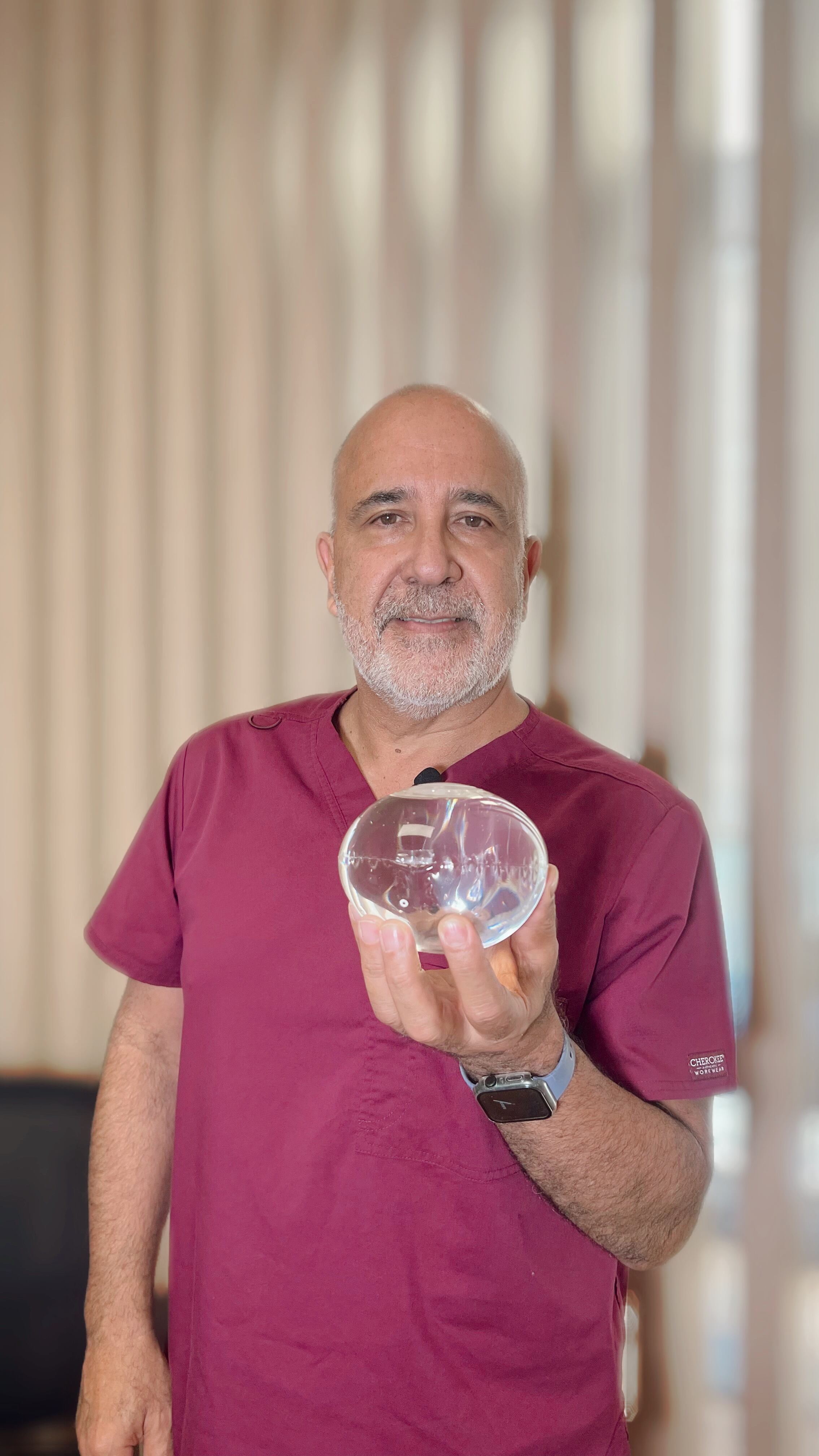 El médico especialista en cirugía bariátrica y metabólica, Gonzalo Moros, enseña el balón que se utiliza en la técnica Allurion.