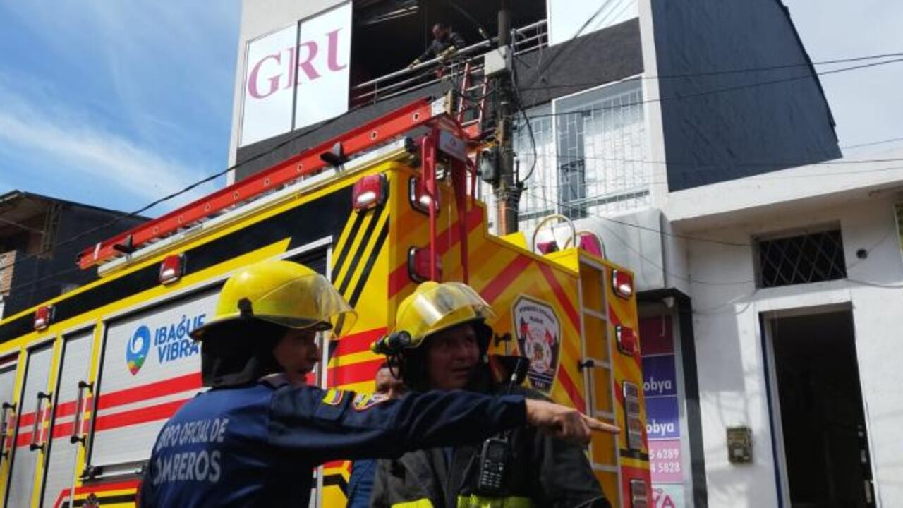 Un total de 20 unidades de bomberos extinguieron las llamas
