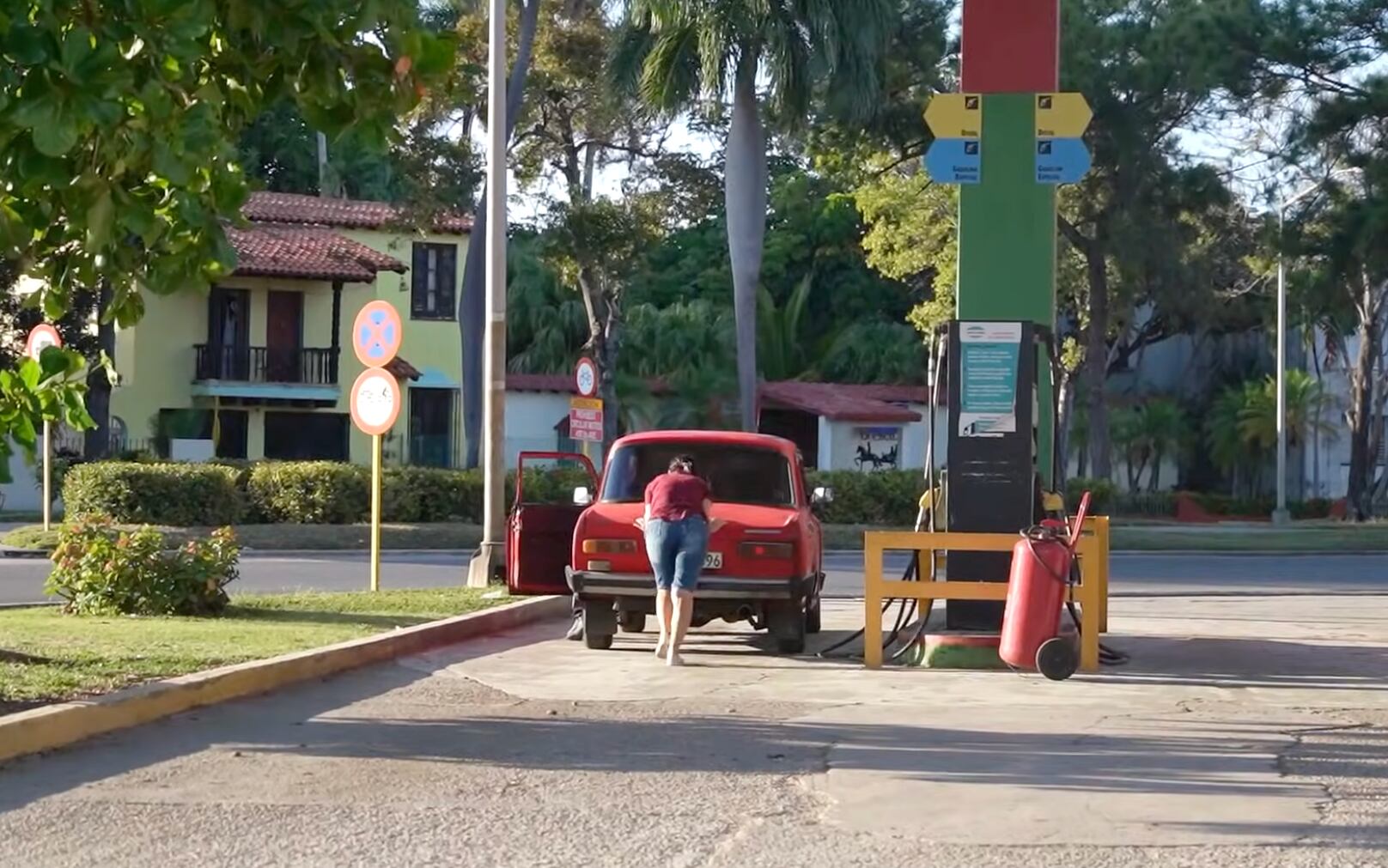 El youtuber mostró la realidad y los trabajos que pasan los ciudadanos para obtener gasolina