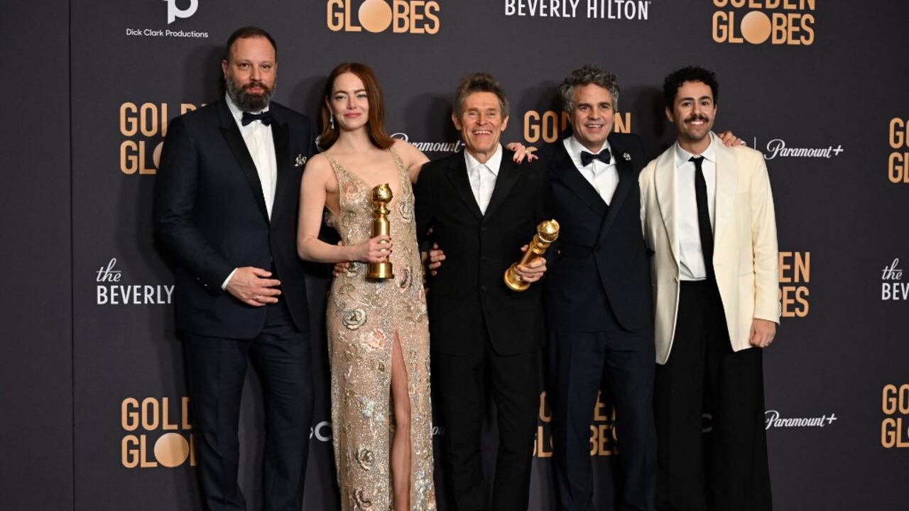 Yorgos Lanthimos, Emma Stone, Willem Dafoe, Mark Ruffalo y Ramy Youssef pose in the press room with the awards for Best Motion Picture - Musical or Comedy and Best Performance by a Female Actor in a Motion Picture - Drama for "Poor Things" during the 81st annual Golden Globe Awards at The Beverly Hilton hotel in Beverly Hills, California, on January 7, 2024. (Photo by Robyn BECK / AFP)
