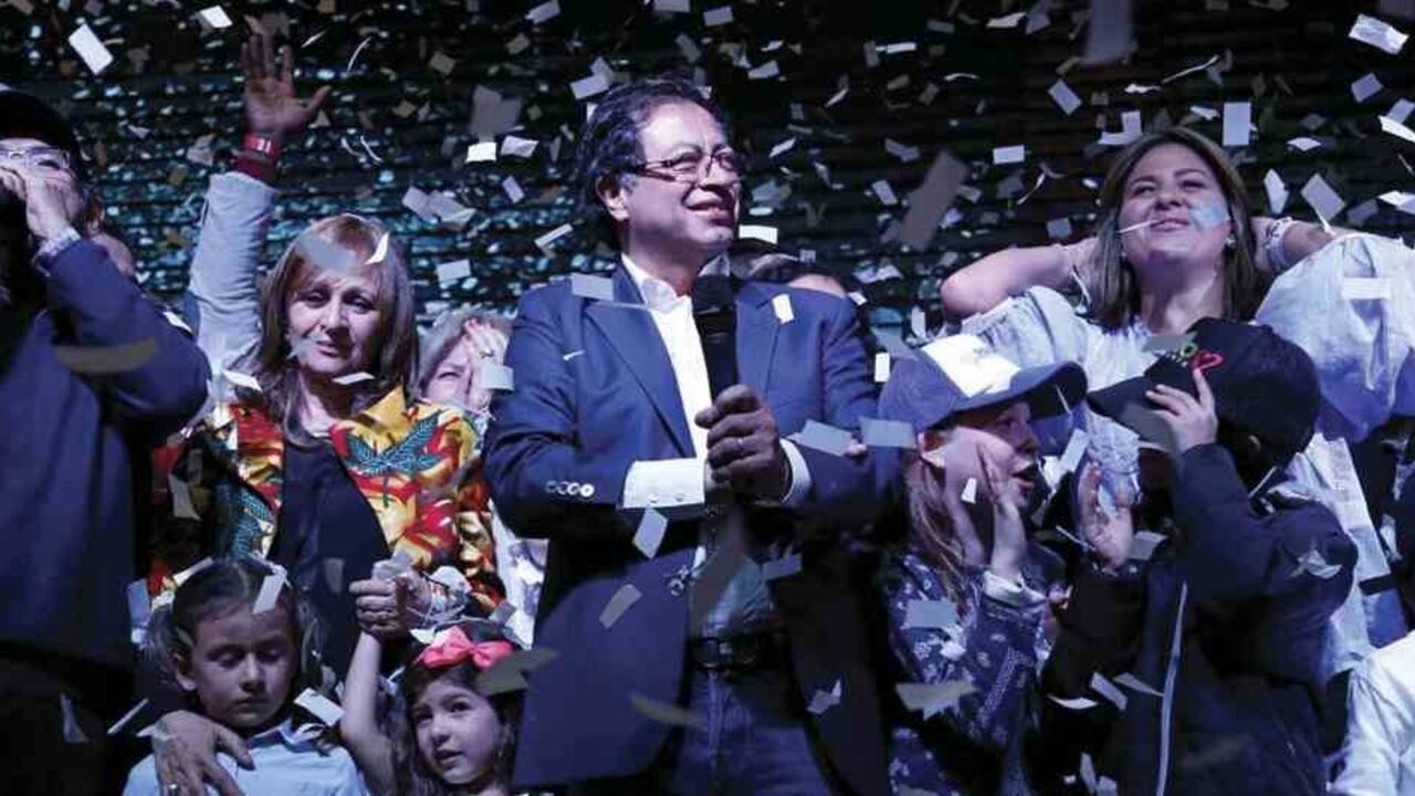 "Ocho millones de colombianos no vamos a dejar que volvamos a la guerra": el emotivo discurso de Gustavo petro desde el Centro de Convenciones Gonzálo Jiménez de Quesada.