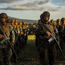 Los soldados observan mientras el presidente salvadoreño Nayib Bukele habla en San Juan Opico. El presidente de El Salvador anunció que policías y soldados montarían cercos en las ciudades para buscar pandilleros (Photo by Camilo Freedman/SOPA Images/LightRocket via Getty Images)