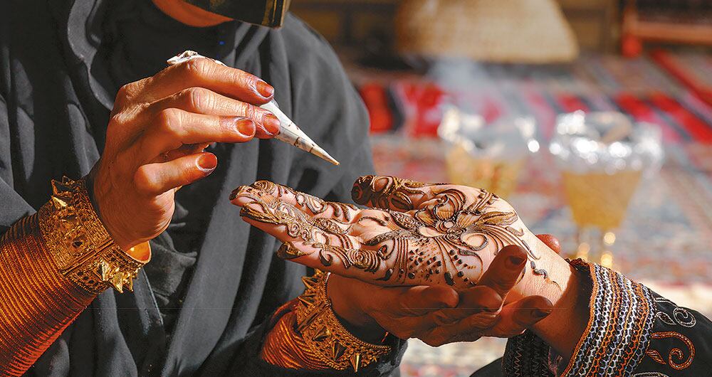 Los elaborados diseños
en hena con los que las
mujeres árabes pintan
sus manos pueden
tardar horas. Se llevan,
especialmente, en
ocasiones festivas.