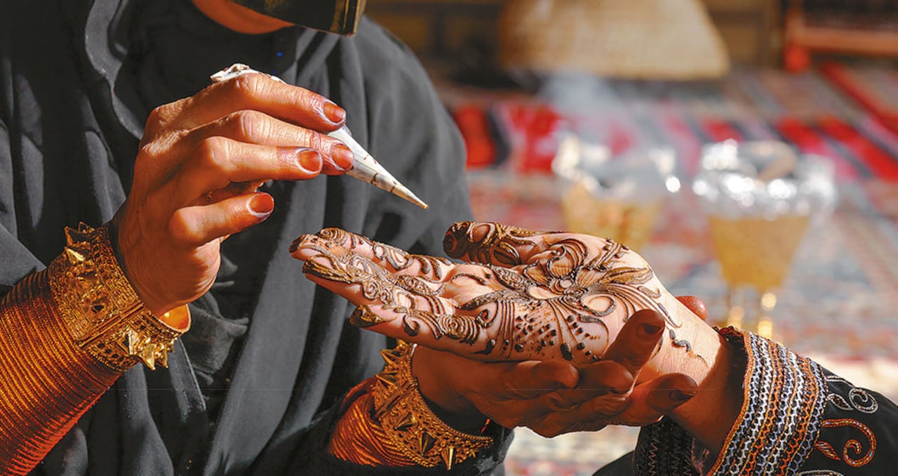 Los elaborados diseños
en hena con los que las
mujeres árabes pintan
sus manos pueden
tardar horas. Se llevan,
especialmente, en
ocasiones festivas.