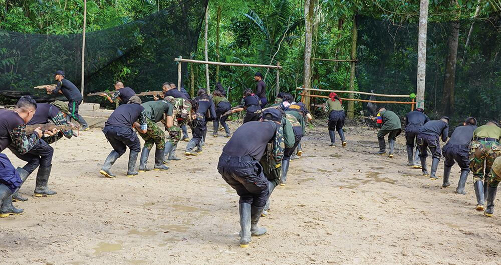    “La disciplina es la columna vertebral del ejército”, dice el instructor. 
