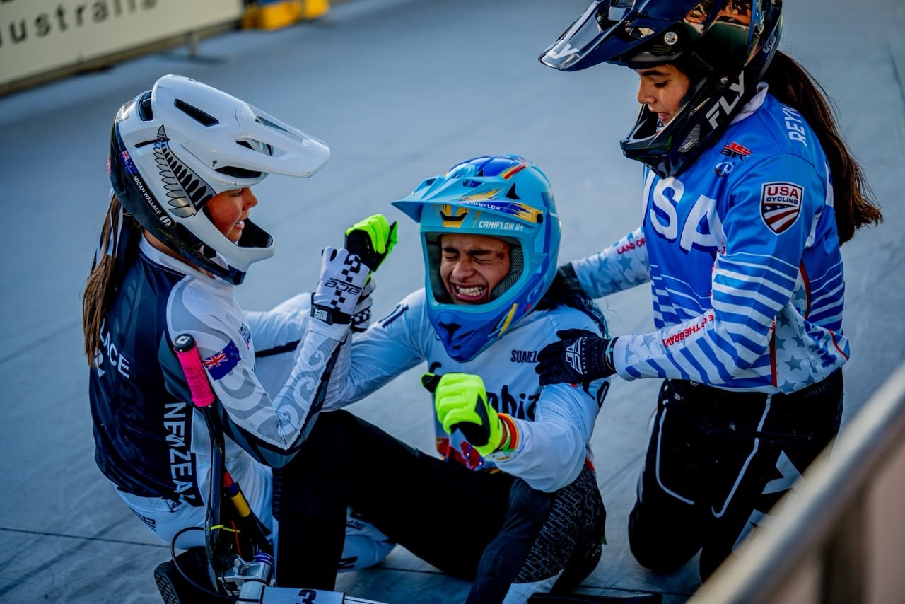 Tras conseguir el oro, Camila explotó en júbilo. En la imagen se ve la solidaridad de sus adversarias, Micah Wallace de Nueva Zelanda y Mia Reyna Falconi, de Estados Unidos.