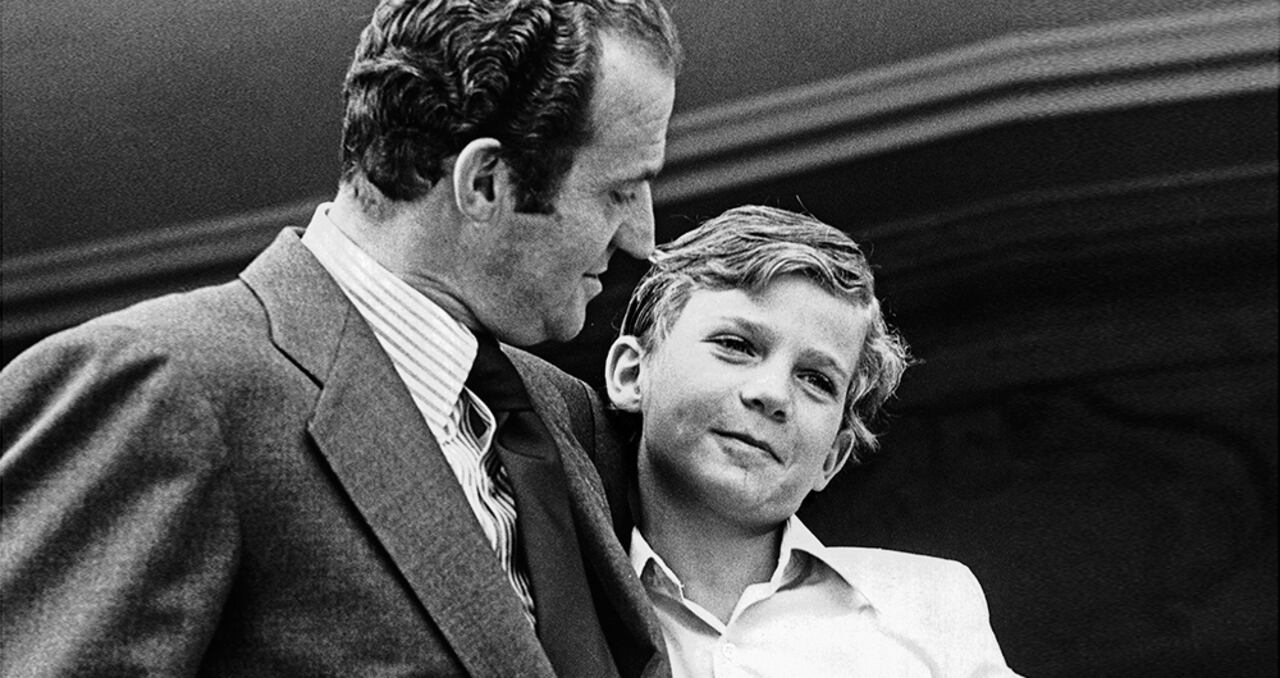 El rey abdicó en 2014 y su hijo Felipe asumió como rey de España. Desde entonces no le pasa al teléfono.