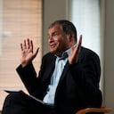 Archivo: El expresidente de Ecuador, Rafael Correa, hace gestos durante una entrevista con Associated Press en Bruselas, el jueves 10 de octubre de 2019. Correa descarta como "tonterías" las acusaciones de que está conspirando con el presidente de Venezuela, Nicolás Maduro, para desestabilizar al actual gobierno de Ecuador en medio de violentos disturbios. por alzas de precios de los combustibles. (Foto AP / Francisco Seco)