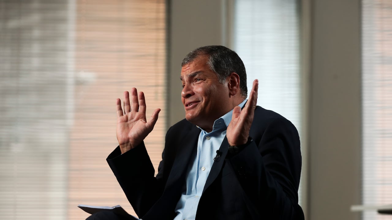 Rafael Correa arremete de nuevo contra el gobierno de Guillermo Lasso y lamenta que propuesta para destituirlo de la Presidencia de Ecuador no prosperara. (Foto AP / Francisco Seco)