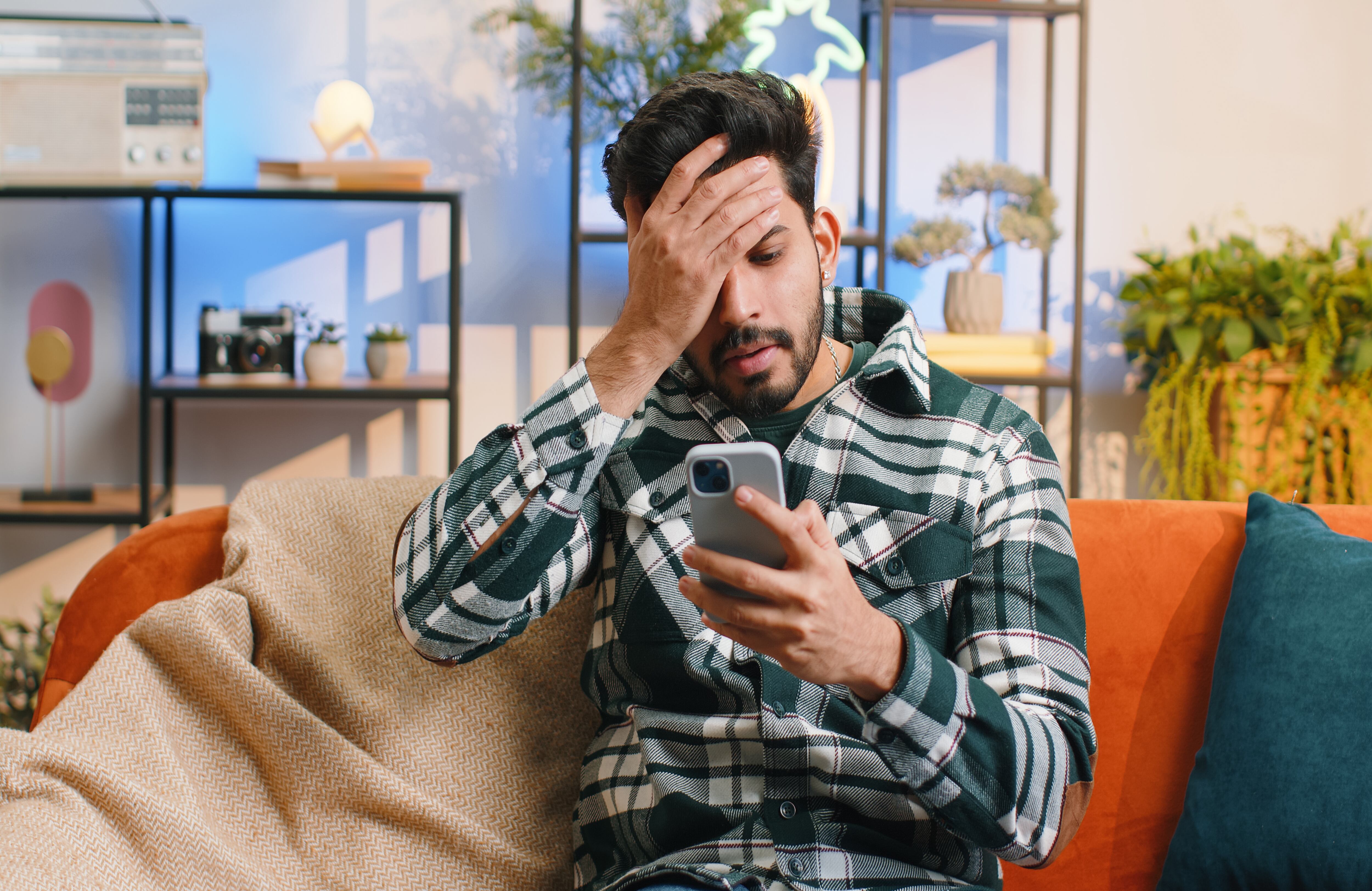 Las llamadas de números desconocidos se puede prestar para estafas.