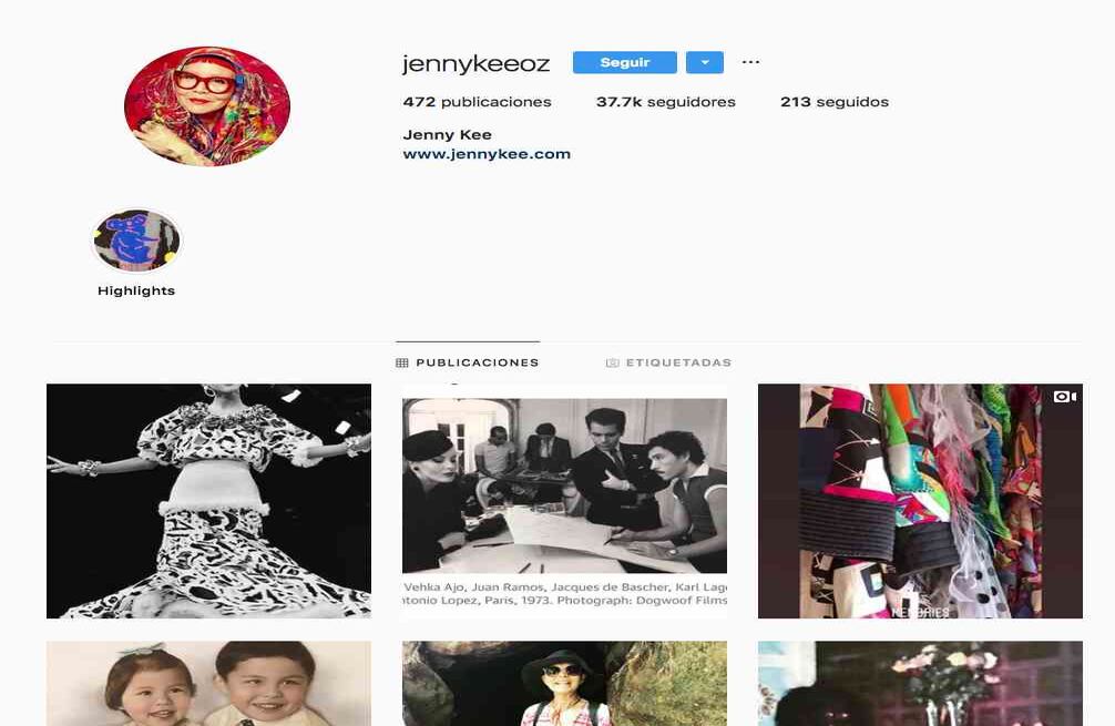 Jenny Kee / @jennykeeoz. Esta diseñadora australiana de setenta y un años es una gran viajera. Hija de madre italiana y padre chino, en su cuenta es posible ver los diferentes lugares que visita, recomendando cómo hacerlo y qué ropa usar. Por estas razones, se ha convertido en un referente sobre cómo disfrutar del mundo, la comida, el arte, la música, la ropa, sin importar cuántos años se tiene. 
