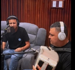 Martín Elías Jr. homenajeó a su padre con una sentida serenata junto al reconocido acordeonero Rolando Ochoa.