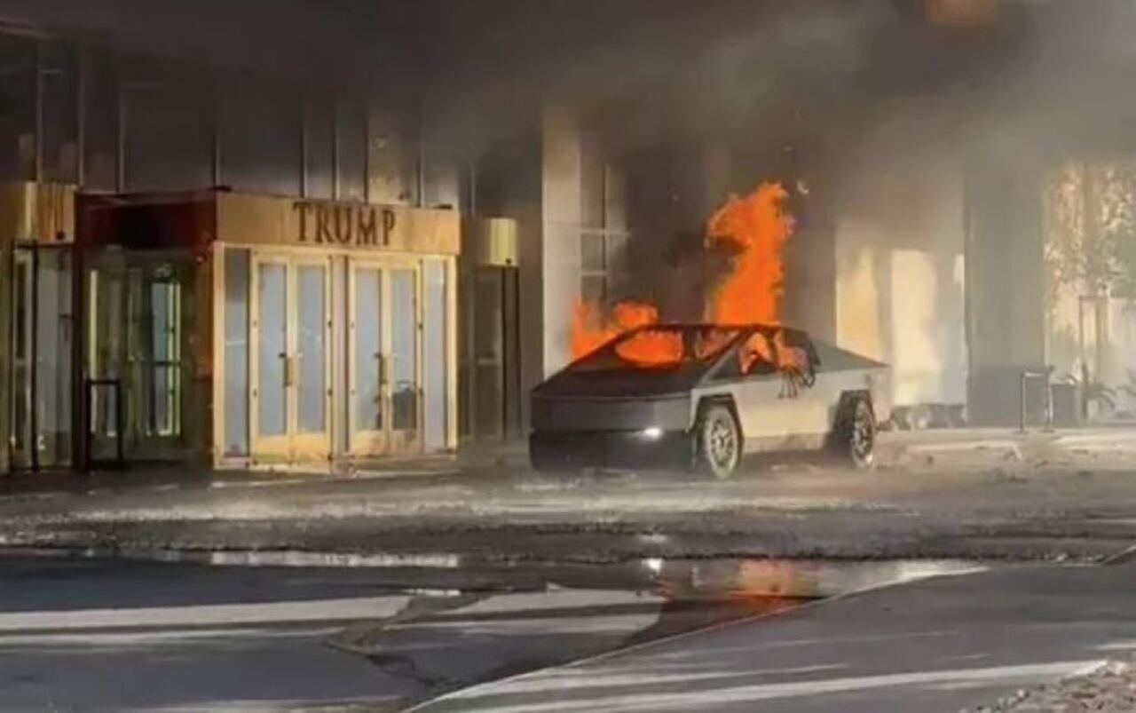 Se ve el vehículo en llamas en la entrada principal del hotel en Las Vegas