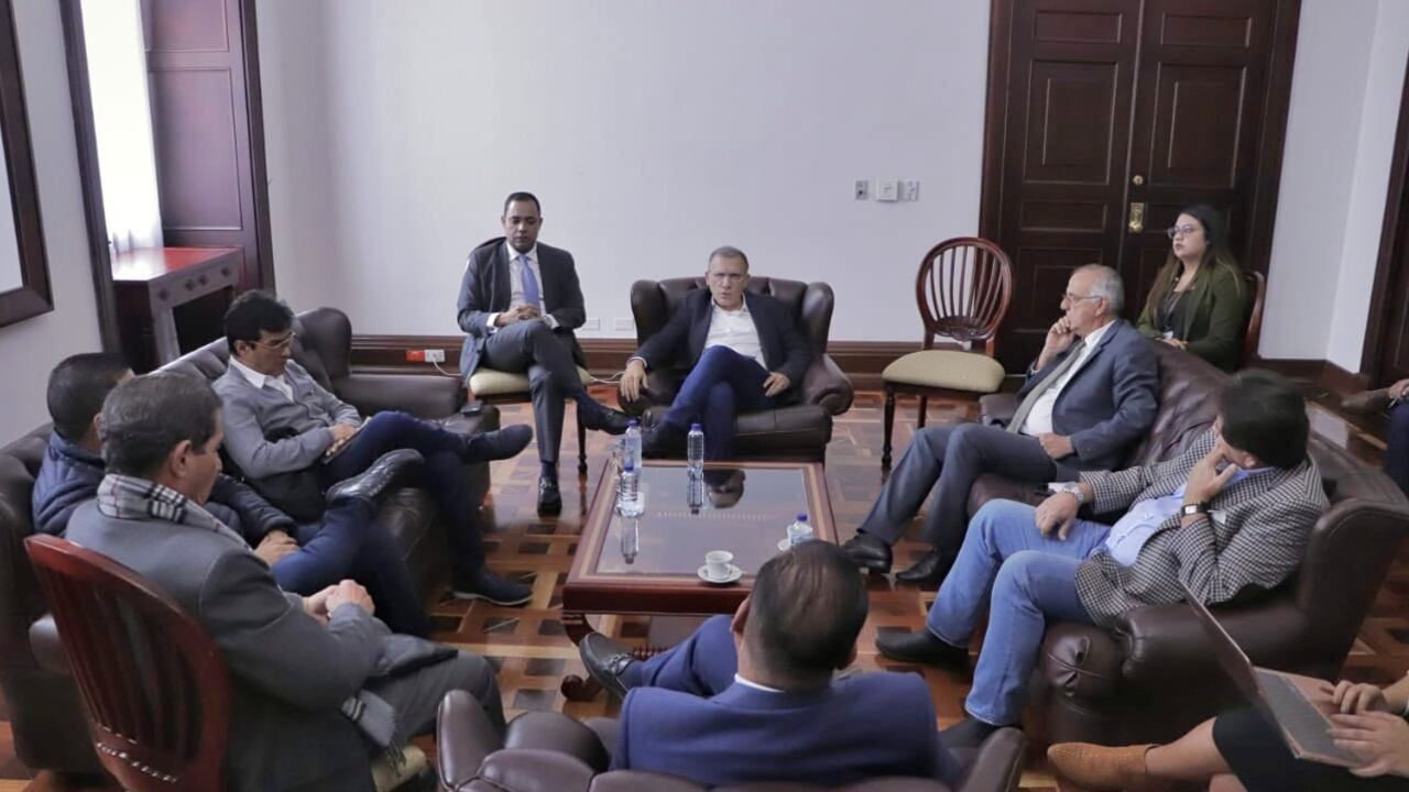 Integrantes del Gobierno, Congreso y representantes de los ganaderos se reunieron para tocar el tema de las invasiones de tierras en el país.