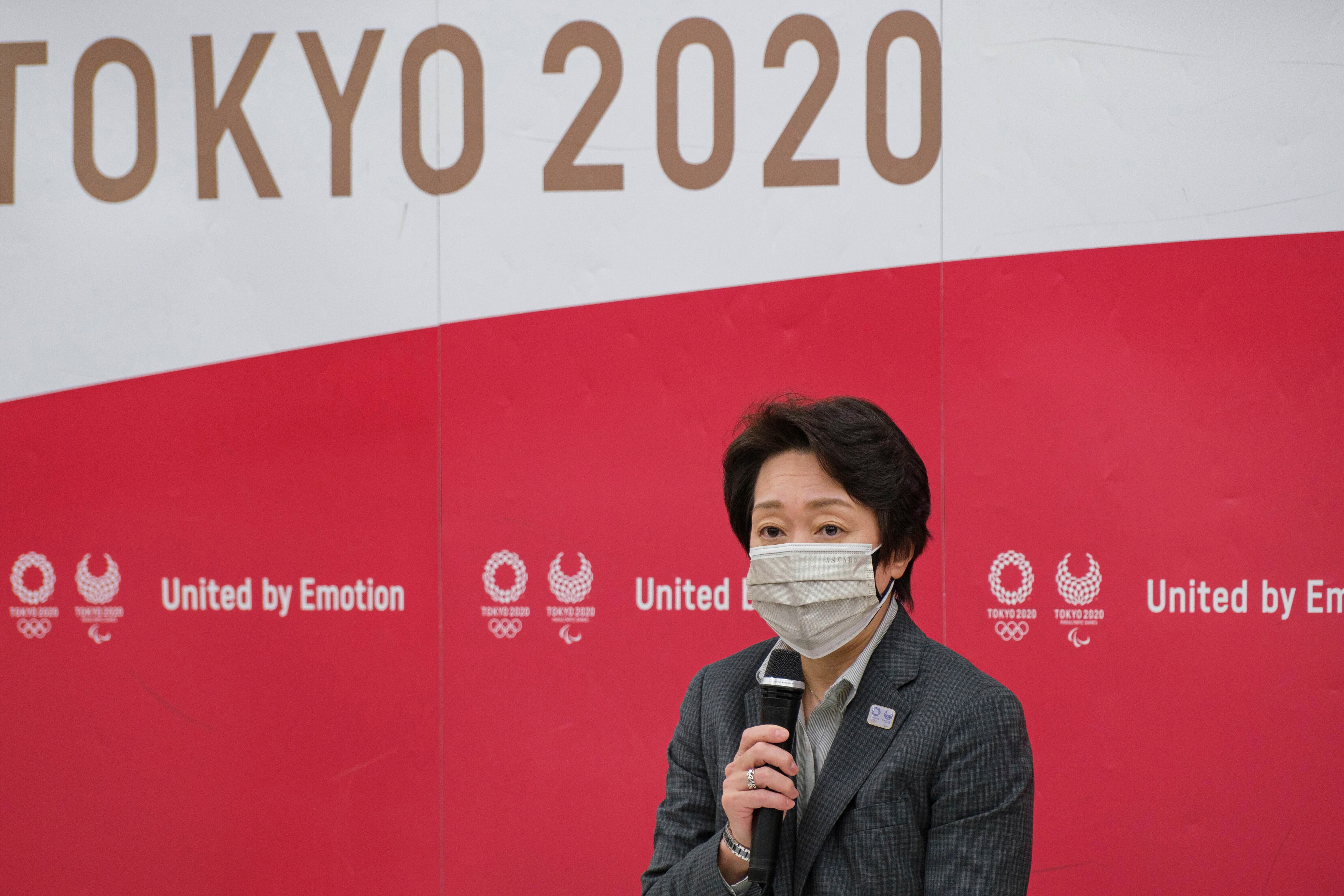 La presidenta del comité organizador de los Juegos Olímpicos y Paralímpicos de Tokio, Seiko Hashimoto, habla ante los miembros de la mesa directiva de los Juegos de Tokio. (Nicolas Datiche/Pool Photo via AP)