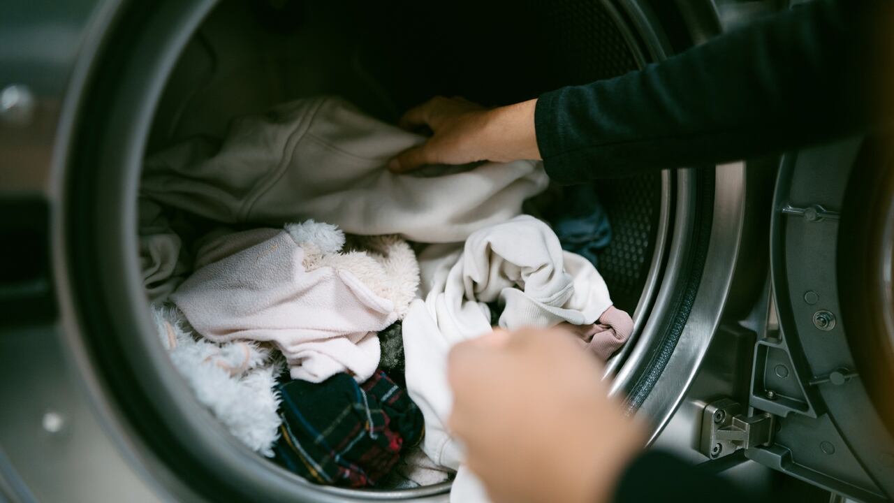 Trucos para quitar las bolitas y pelusas de las prendas favoritas.