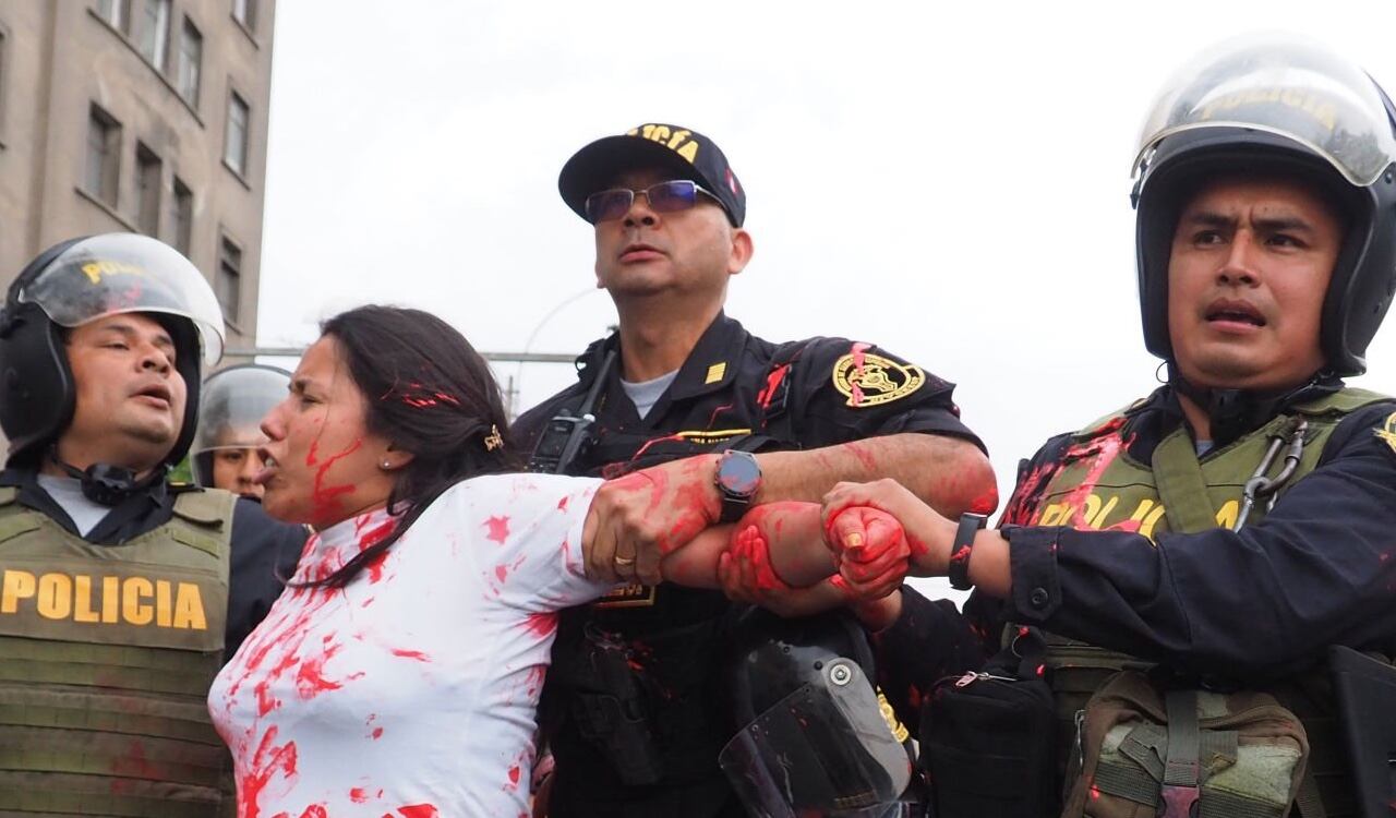 Una mujer es detenida por las autoridades de Perú en medio de la reactivación de las marchas y protestas en el país, tras la destitución de Pedro Castillo como presidente