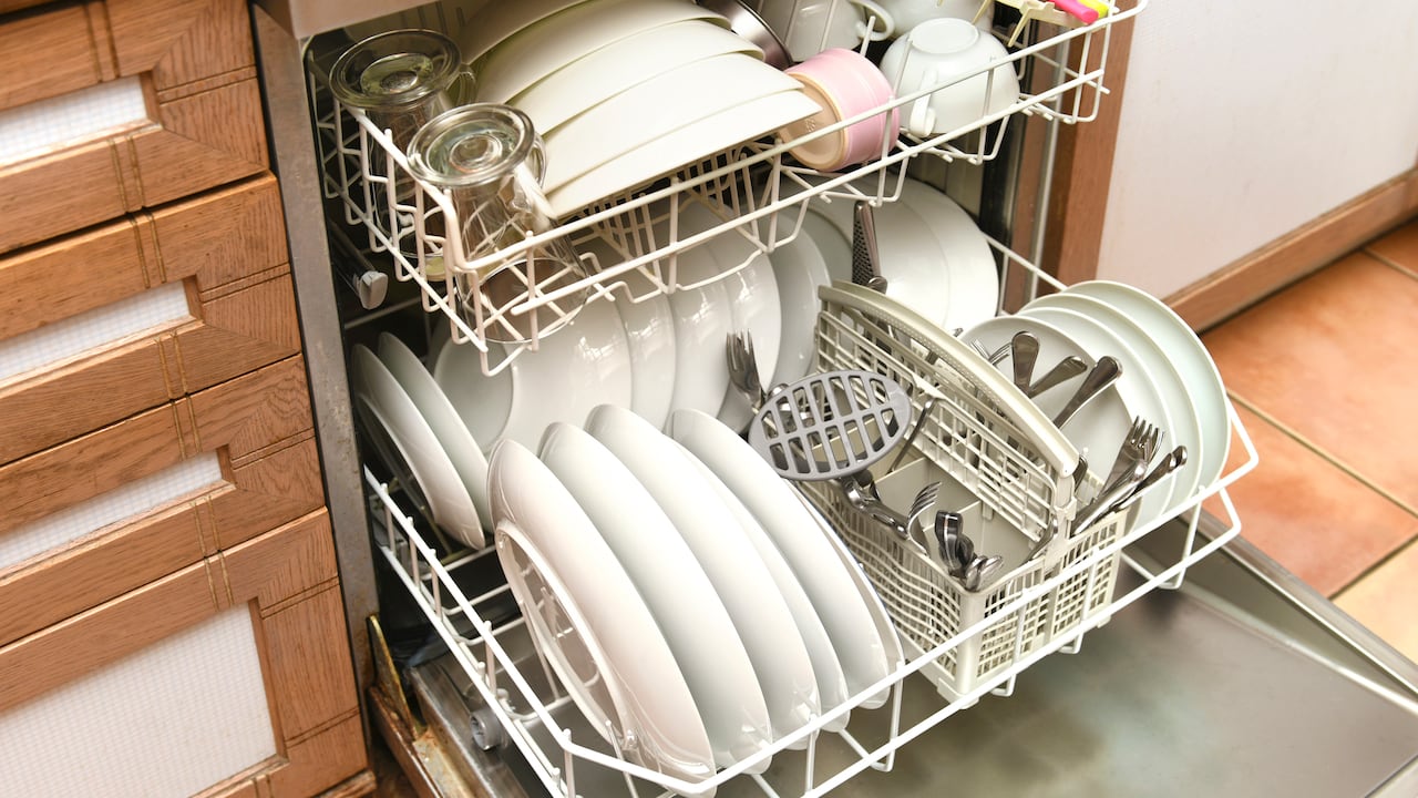 Lo ideal es accionar el lavavajillas con cargas completas.