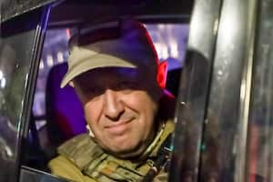 Yevgeny Prigozhin, propietario del Grupo Wagner, mira desde un vehículo militar en una calle en Rostov del Don, el sábado 24 de junio de 2023, al marcharse de la zona del cuartel general del Distrito Militar Sur de Rusia. El líder mercenario ruso ya era conocido por sus desafíos malsonantes y sin cortapisas a la autoridad, antes incluso del intento de rebelión que planteó el sábado. El reportado acuerdo para que vaya al exilio a Bielorrusia le situaría en un país donde ese comportamiento es aún menos aceptable que en su patria. (AP Foto)