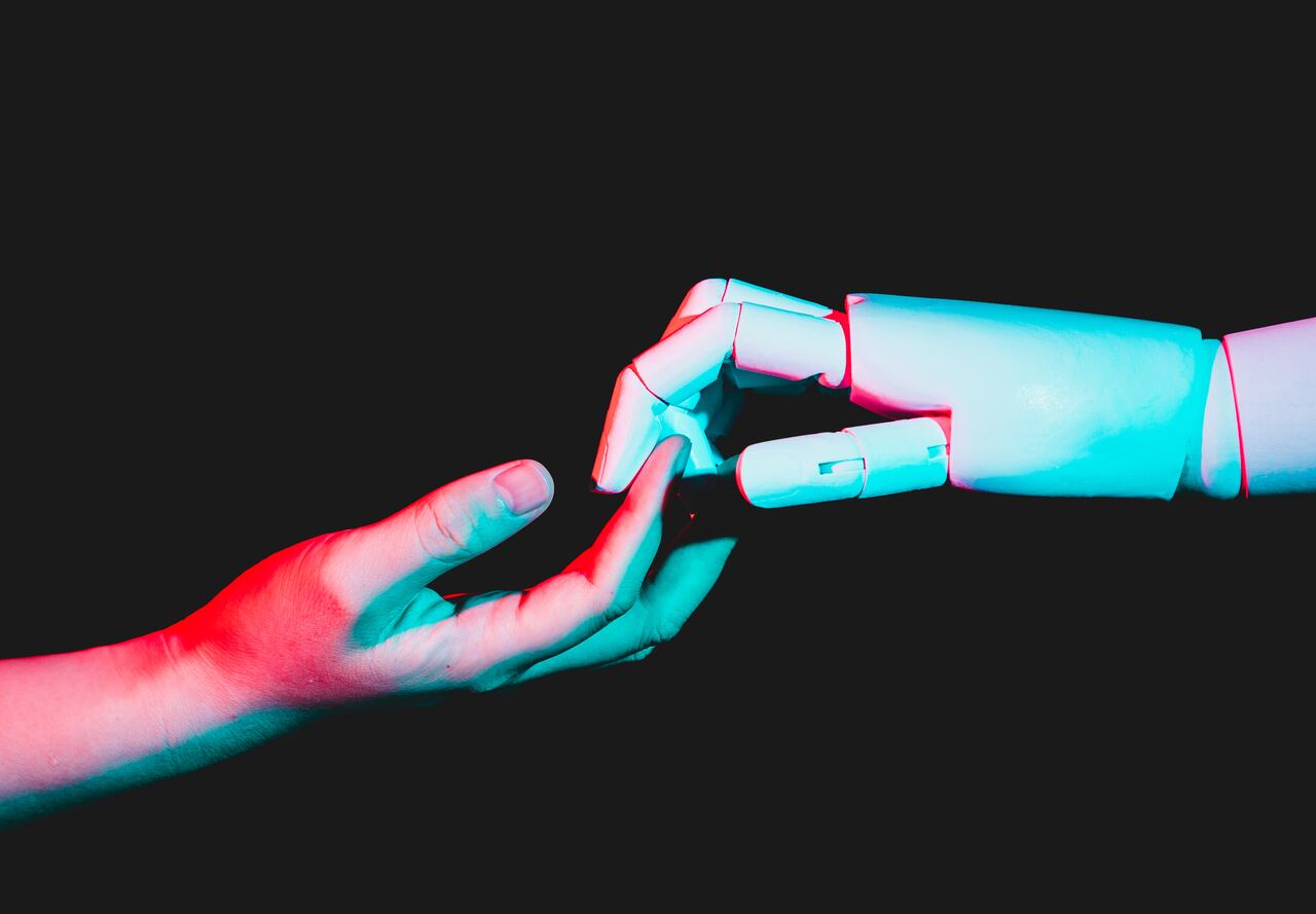 Voces del pasado regresan gracias a tecnologías que mezclan recuerdos con simulaciones precisas.