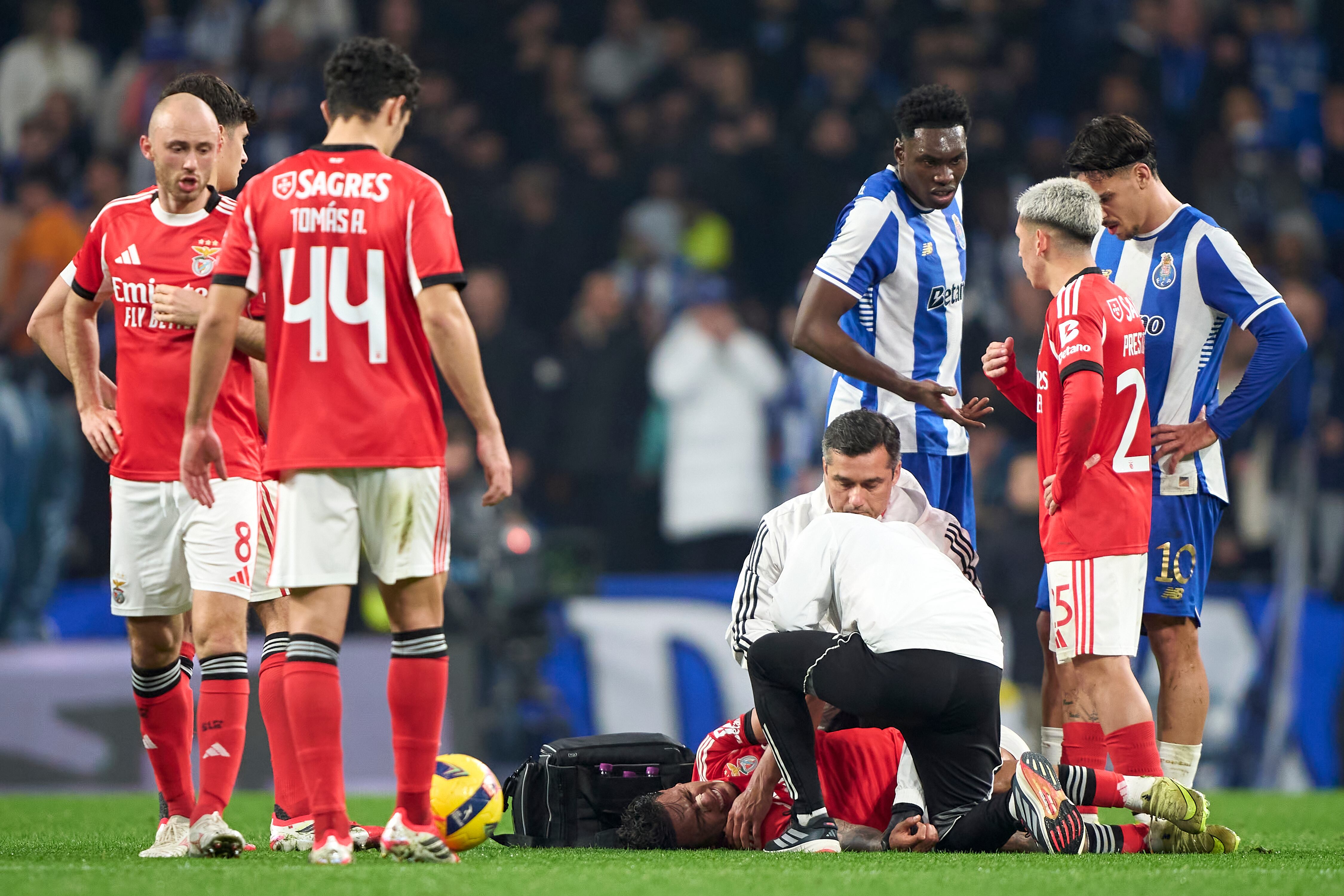 Momento en que el cuerpo médico del Benfica atiende a Richard Ríos.