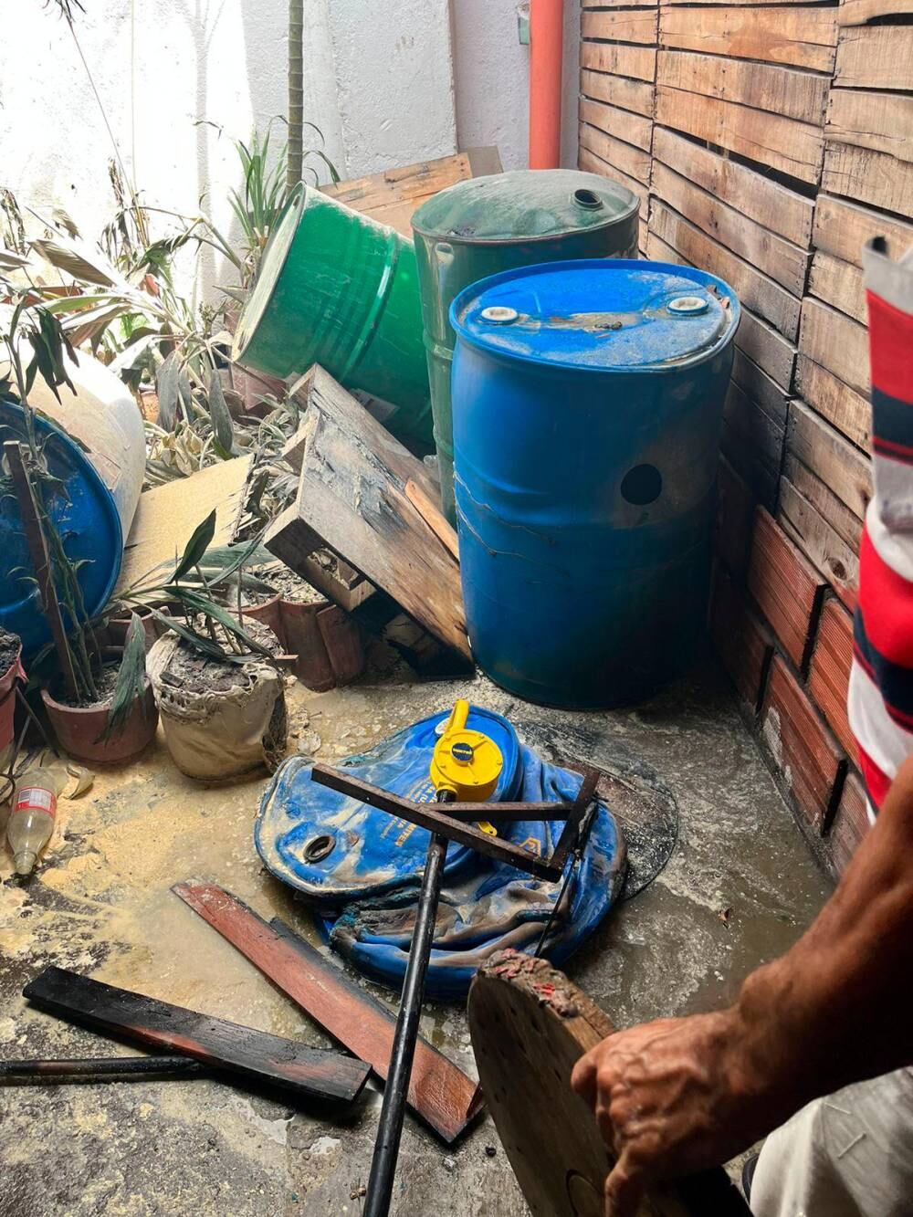 La explosión ocurrió al interior de una restaurante, donde almacenaban químicos de una litografía.