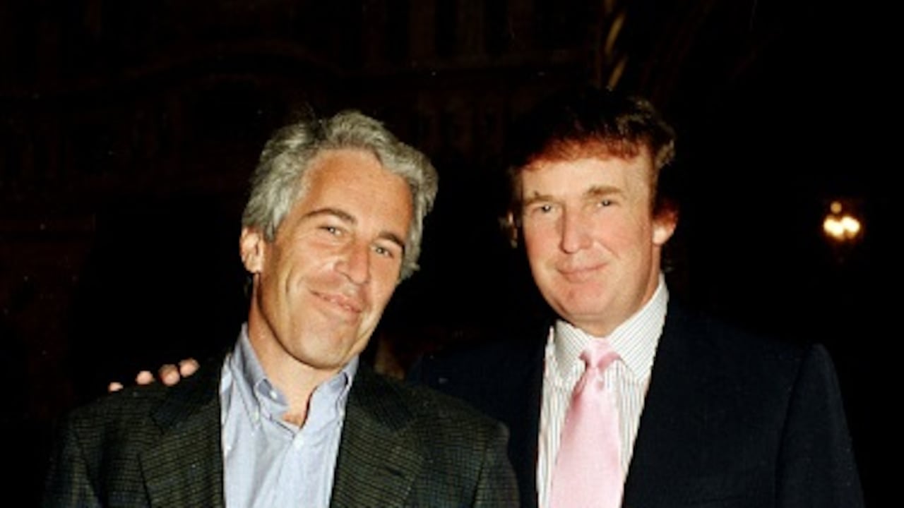 Jeffrey Epstein y Donald Trump en Mar-a-Lago. Según la denuncia de Jill Harth, ambos sostenían una estrecha amistad y usaban su dinero para seducir mujeres.