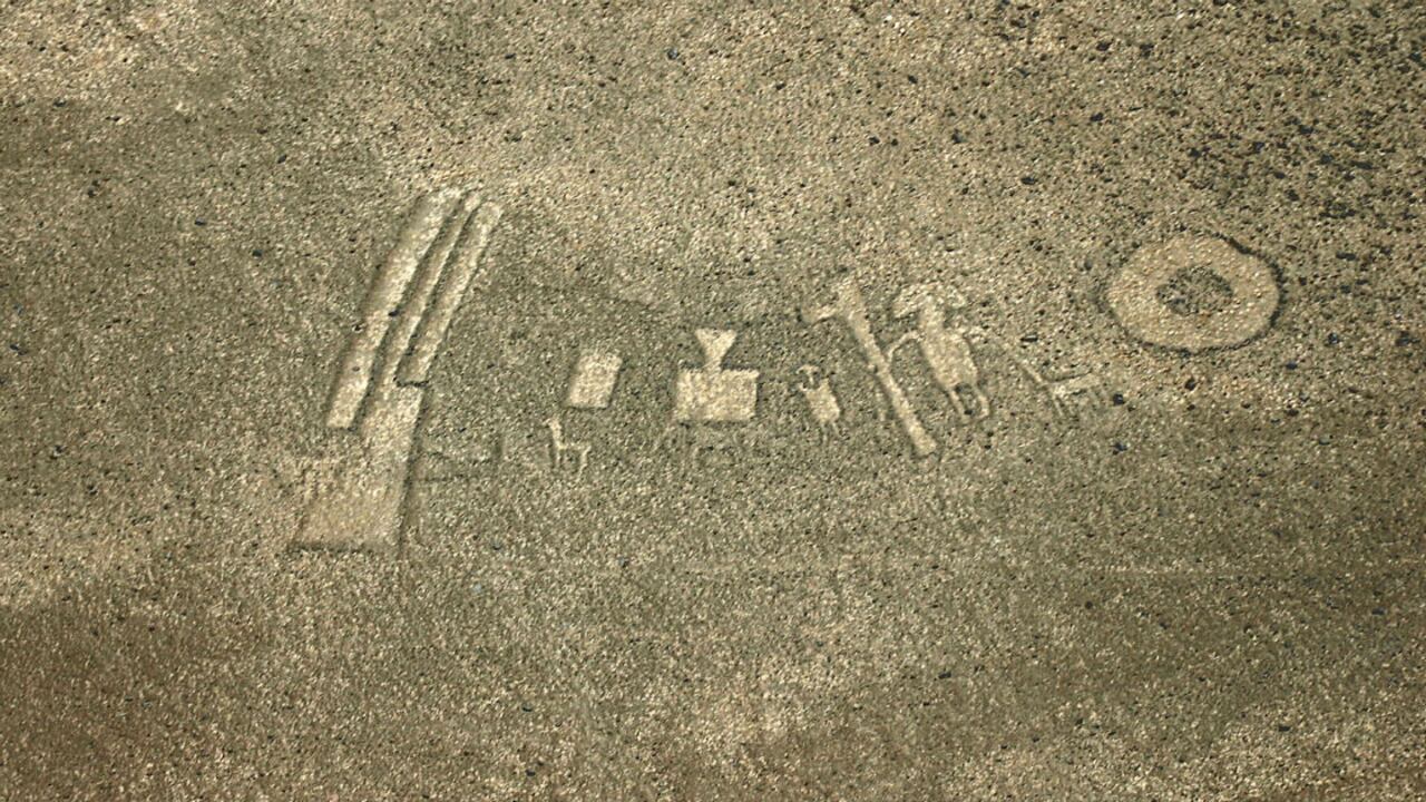 Gigantescas figuras grabadas en el suelo representan formas abstractas e inquietantes siluetas humanas que encierran las claves de un mundo aún por desvelar.