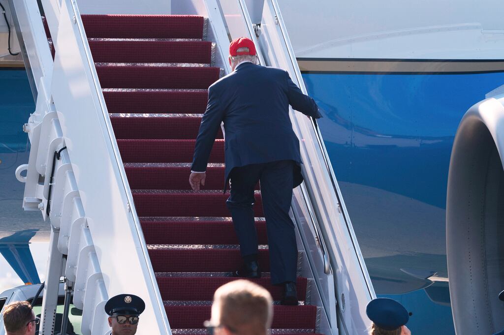 El presidente Donald Trump tropieza al subir las escaleras del Air Force One en la Base Conjunta Andrews, Maryland, el martes 1 de julio de 2025, para visitar un nuevo centro de detención de migrantes en Ochopee, Florida. (Foto AP/Cliff Owen)