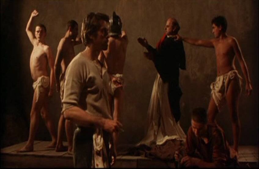 Caravaggio (1986) La película de Derek Jarman cuenta el último año de vida del pintor italiano Michelangelo Merisi da Caravaggio, conocido por sus pinturas barrocas de índole religioso. La cinta presenta cómo sus riñas, que desencadenaron incluso en un asesinato, hicieron que su carrera como artista acabara.