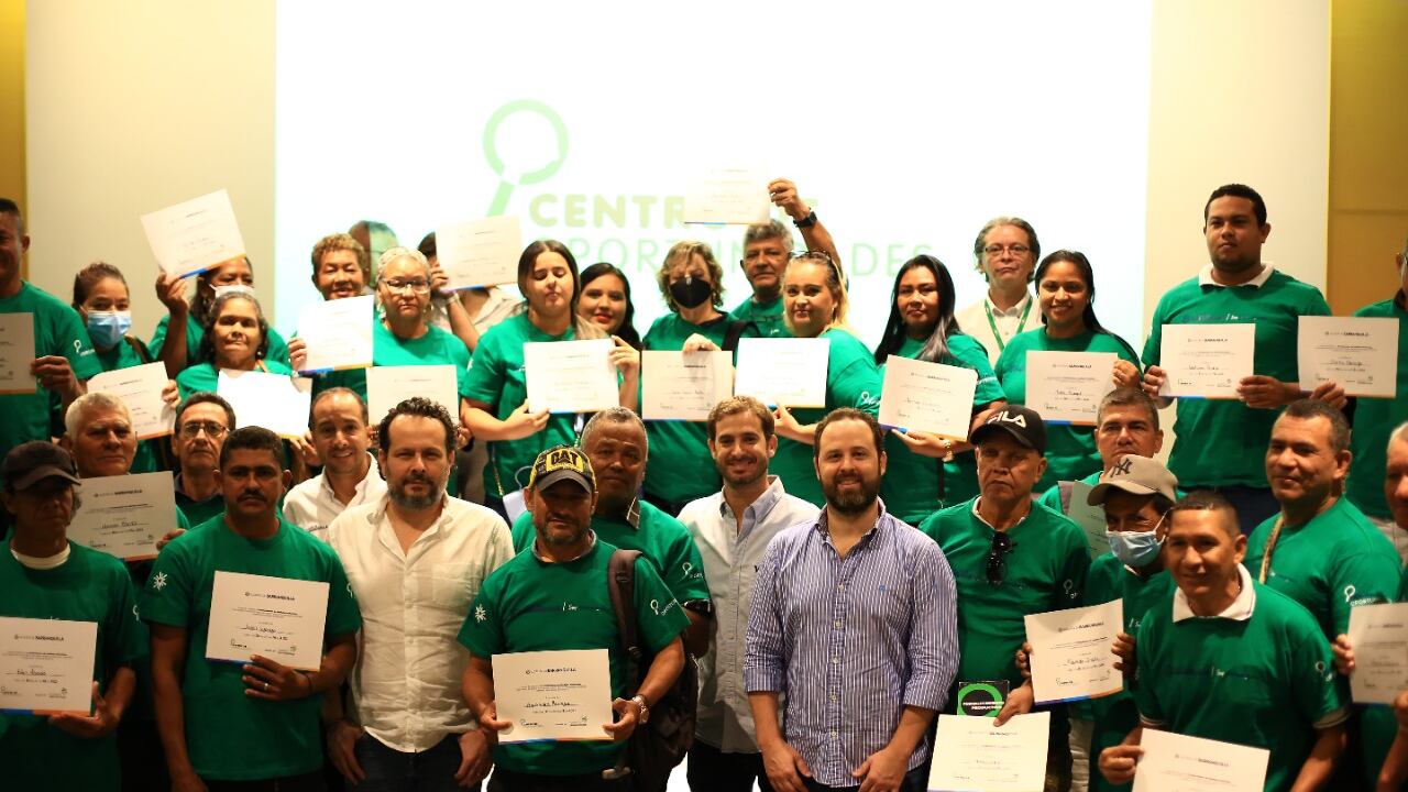 Pescadores y caseteros recibieron formación para la creación de negocios amables con el medio ambiente en la playa de Puerto Mocho en Barranquilla.