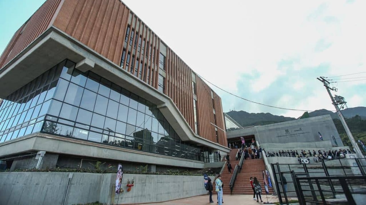 El colegio cuenta con aulas escolares, parque infantil, teatrino al aire libre, camerinos, laboratorios, biblioteca y una huerta escolar.