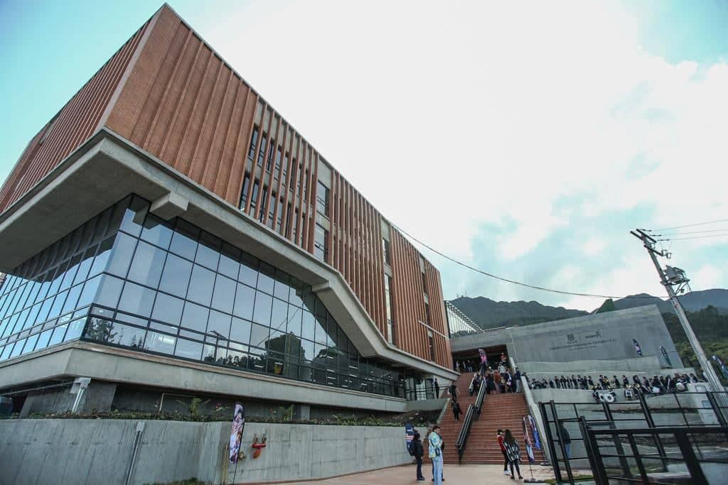 El colegio cuenta con aulas escolares, parque infantil, teatrino al aire libre, camerinos, laboratorios, biblioteca y una huerta escolar.