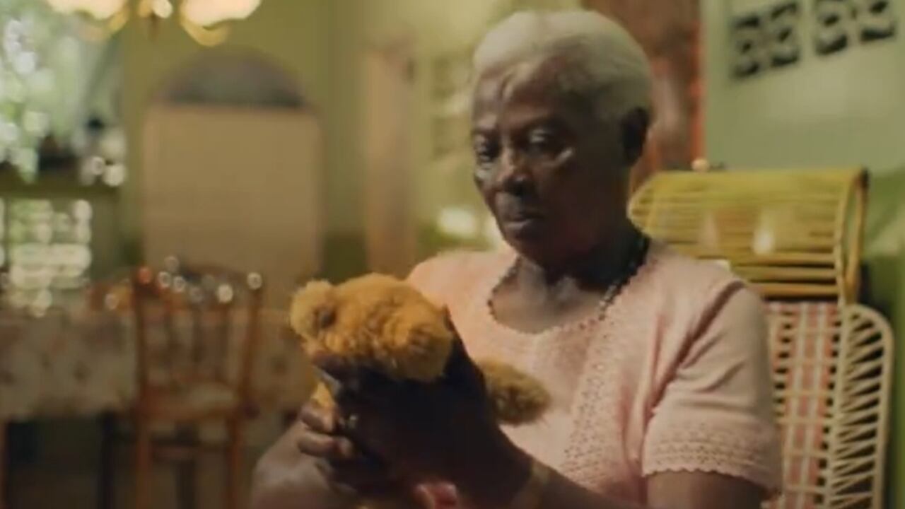 Muchos han comentado cómo este comercial no solo logró tocar las fibras, hasta el punto de que algunos lloraron con el osito y el soldado. Foto: Inter Rapidísimo.