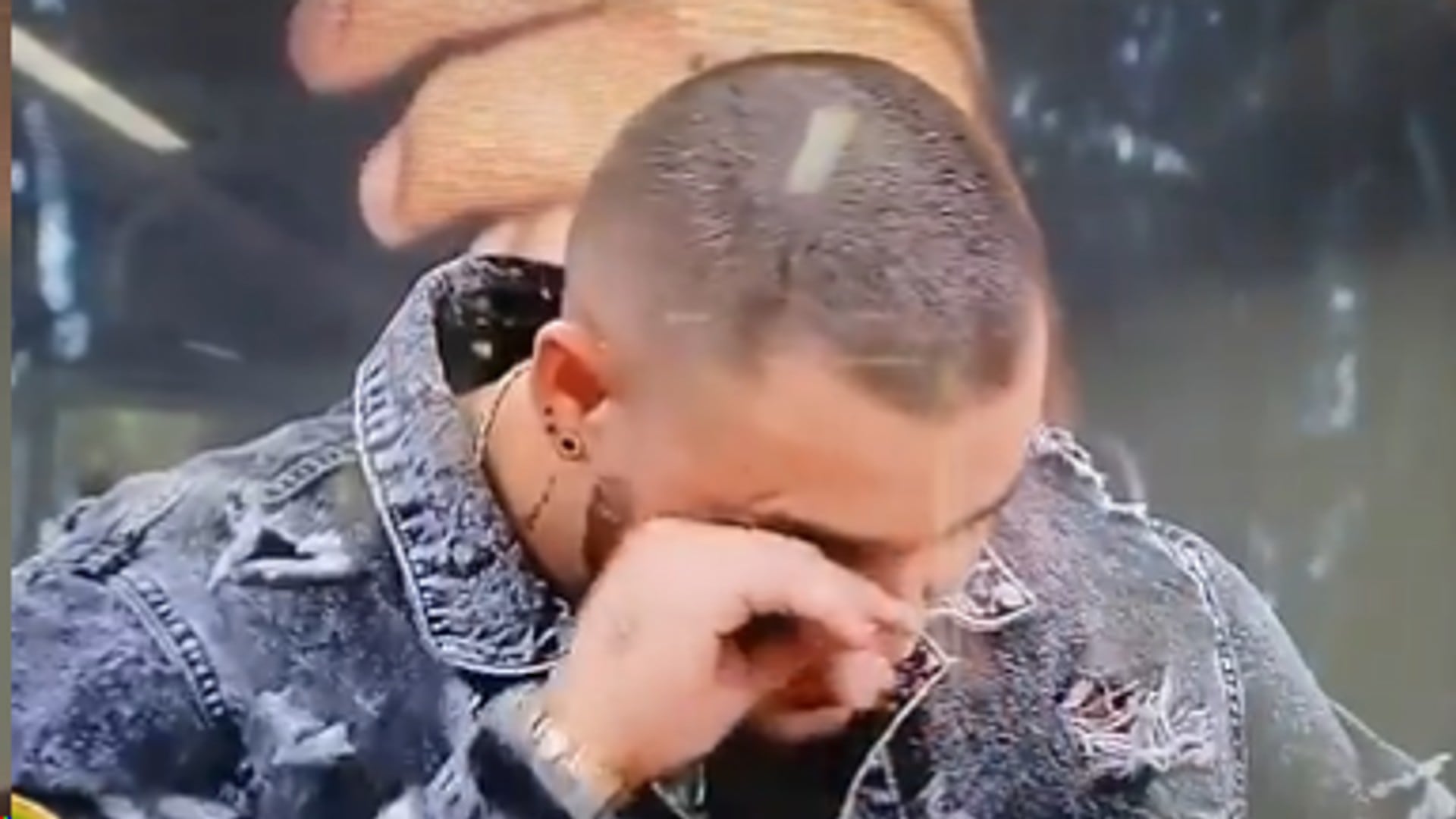 El artista lloró en pleno programa del reconocido matutino sobre un aspecto de su vida personal.