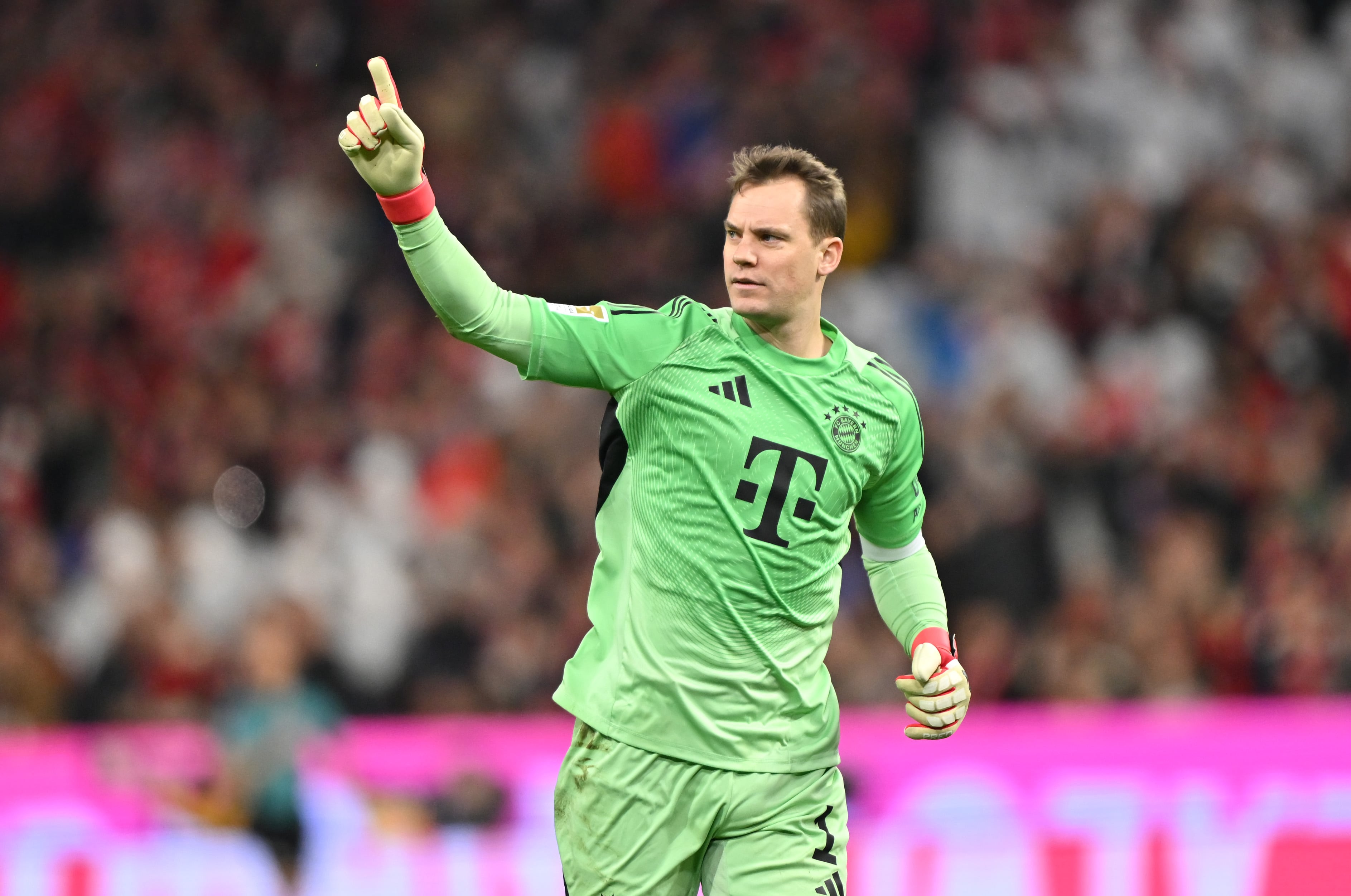 MUNICH, GERMANY - MARCH 06: Manuel Neuer of FC Bayern Munich celebrates his team's first goal, scored by teammate Luis Diaz during the Bundesliga match between FC Bayern München and Borussia Mönchengladbach at Allianz Arena on March 06, 2026 in Munich, Germany. (Photo by Sebastian Widmann/Getty Images)