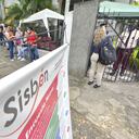Los caleños tienen que hacer largas filas para solicitar la encuesta Sisbén para tramitar el subsidio de Mi Casa Ya. Foto: Jorge Orozco/El País