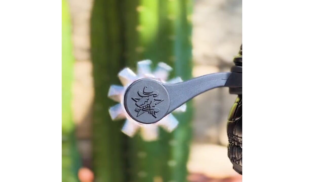 Así lucen las espuelas de las nuevas botas de cowboy de Crocs