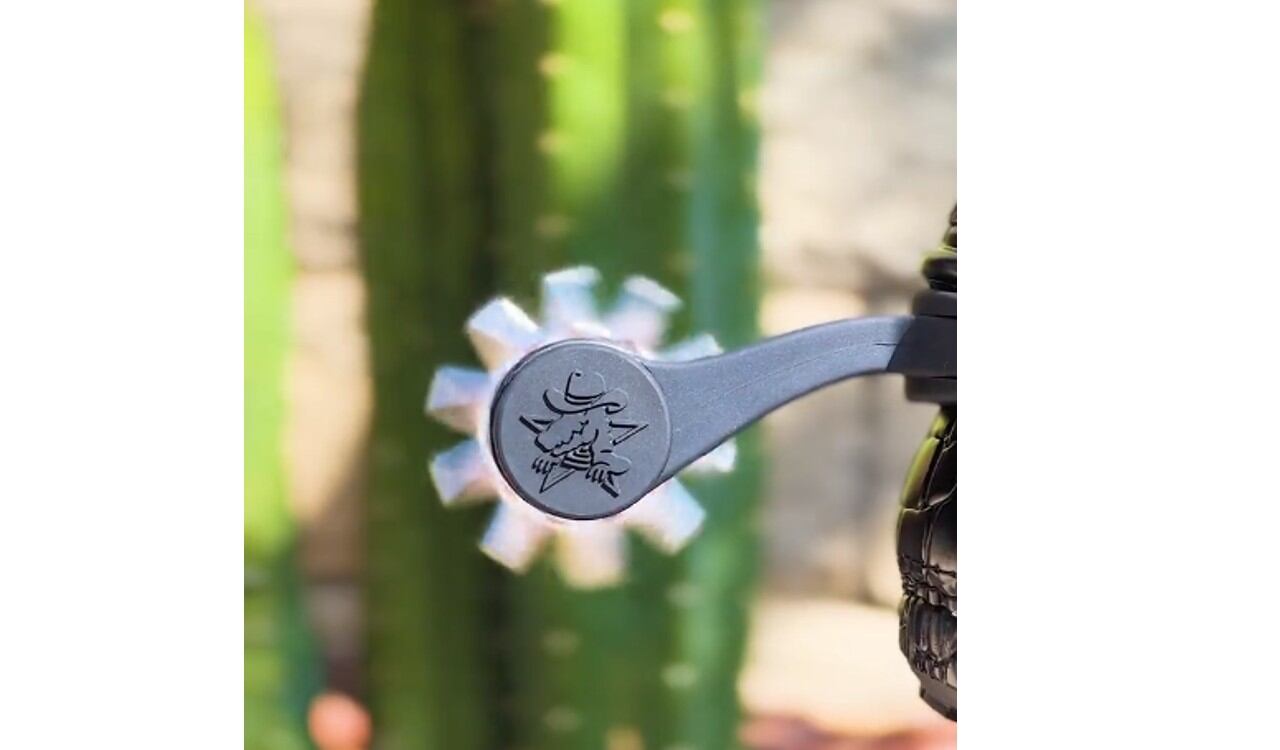 Así lucen las espuelas de las nuevas botas de cowboy de Crocs