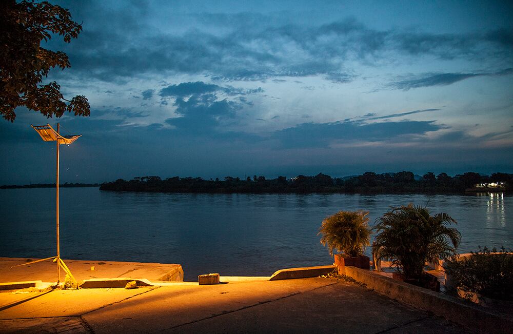 A una cuadra de su casa, José Barros escogía un pequeño parque para mirar el río y escribir. Fotos: Juan Ruy Castaño.