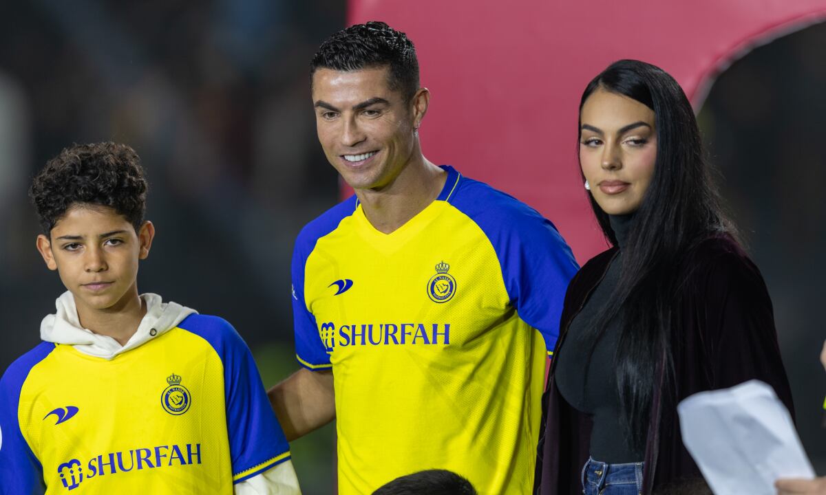 RIYADH, SAUDI ARABIA - JANUARY 03: Cristiano Ronaldo accompanied by his partner Georgina Rodriguez and his son Cristiano Ronaldo Jr, greet the crowd during the official unveiling of Cristiano Ronaldo as an Al Nassr player at Mrsool Park Stadium on January 3, 2023 in Riyadh, Saudi Arabia. (Photo by Getty Images/Yasser Bakhsh)