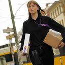 FedEx Corp reportó ganancias trimestrales mayores a lo esperado debido a un buen desempeño de su unidad de transporte terrestre.