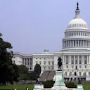Esta foto muestra la vista de la fachada norte del Capitolio de los Estados Unidos en Washington, DC, el 28 de junio de 2001. (Foto: EMilie Sommer / AFP)