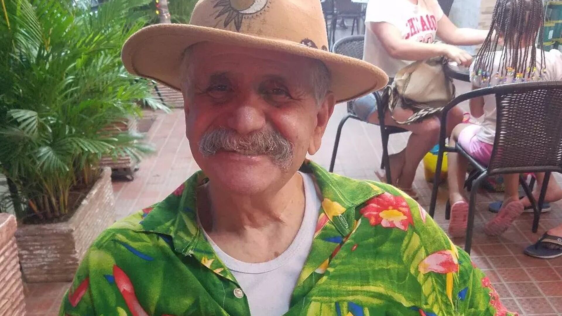 Además, Álvaro confiesa cuánto le pagaron por polémico video vendiendo mochilas.